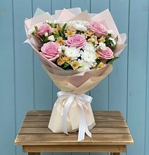 Букет цветов из:  Гвоздики, Орхидеи и Розы в Северном Белгородской области