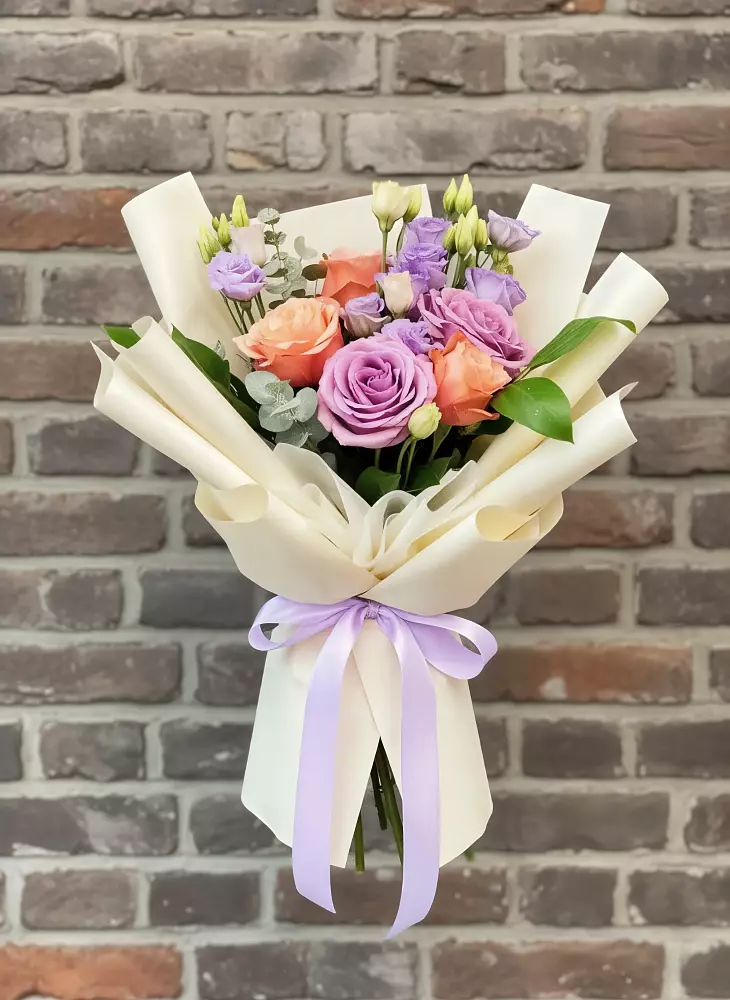 Букет цветов из: Лизиантусы и Розы в Северном Белгородской области