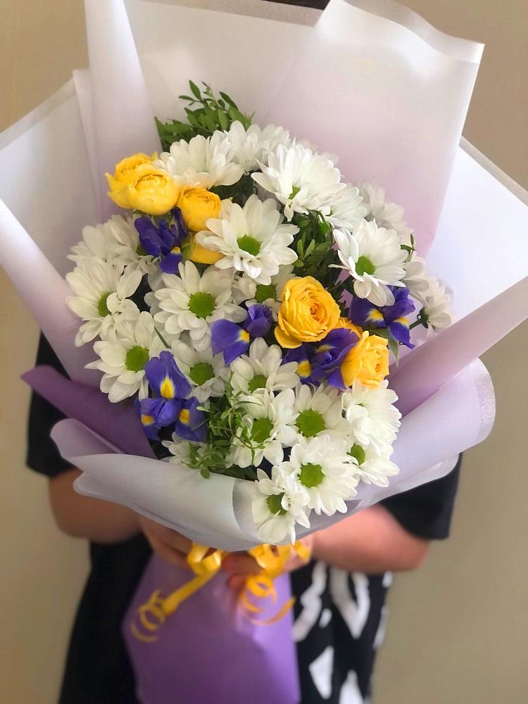 Букет цветов из: Ирисы, Хризантемы и Розы в Северном Белгородской области