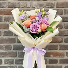 Букет цветов из:  Лизиантусы и Розы в Северном Белгородской области