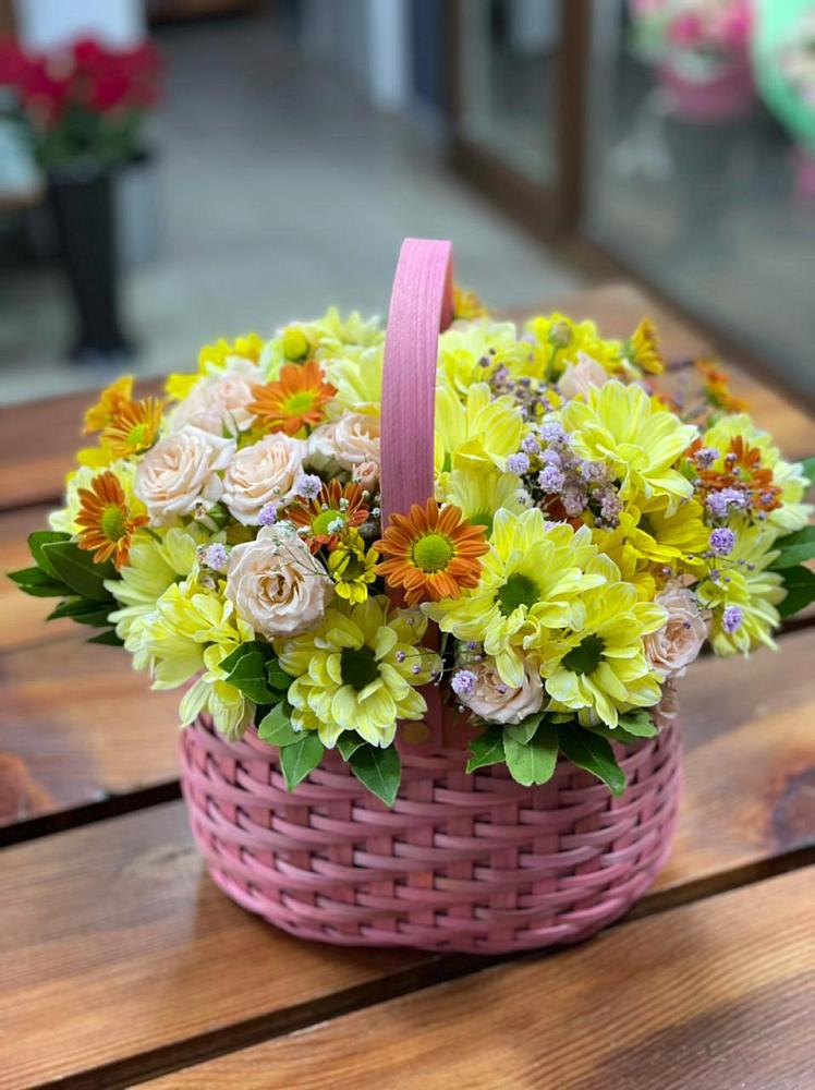 Цветочная композиция из Хризантемы и Розы в корзине в Северном Белгородской области