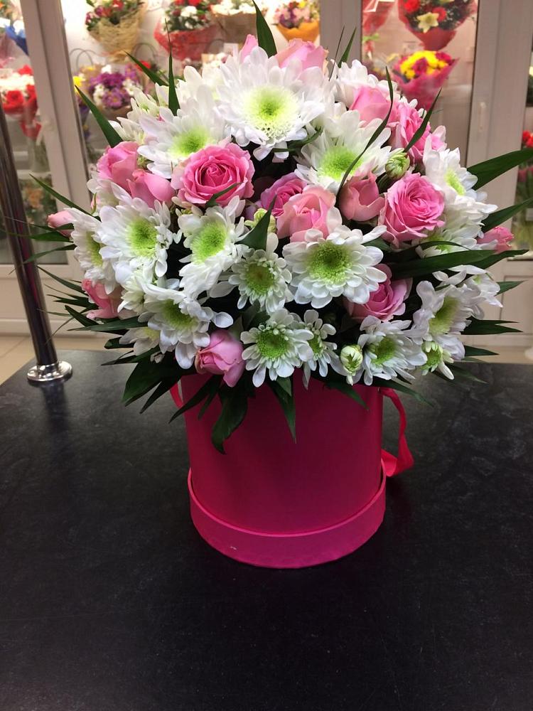 Цветочная композиция из Розы и Хризантемы в шляпной коробке в Северном Белгородской области