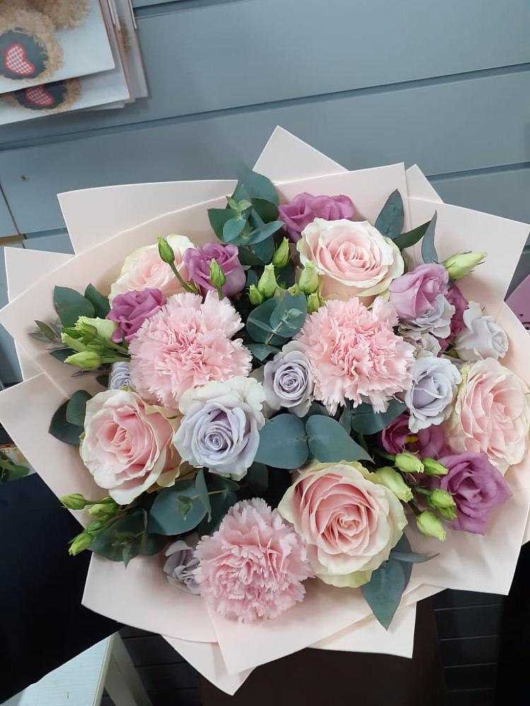 Букет цветов из: Розы, Гвоздики и Лизиантусы в Северном Белгородской области