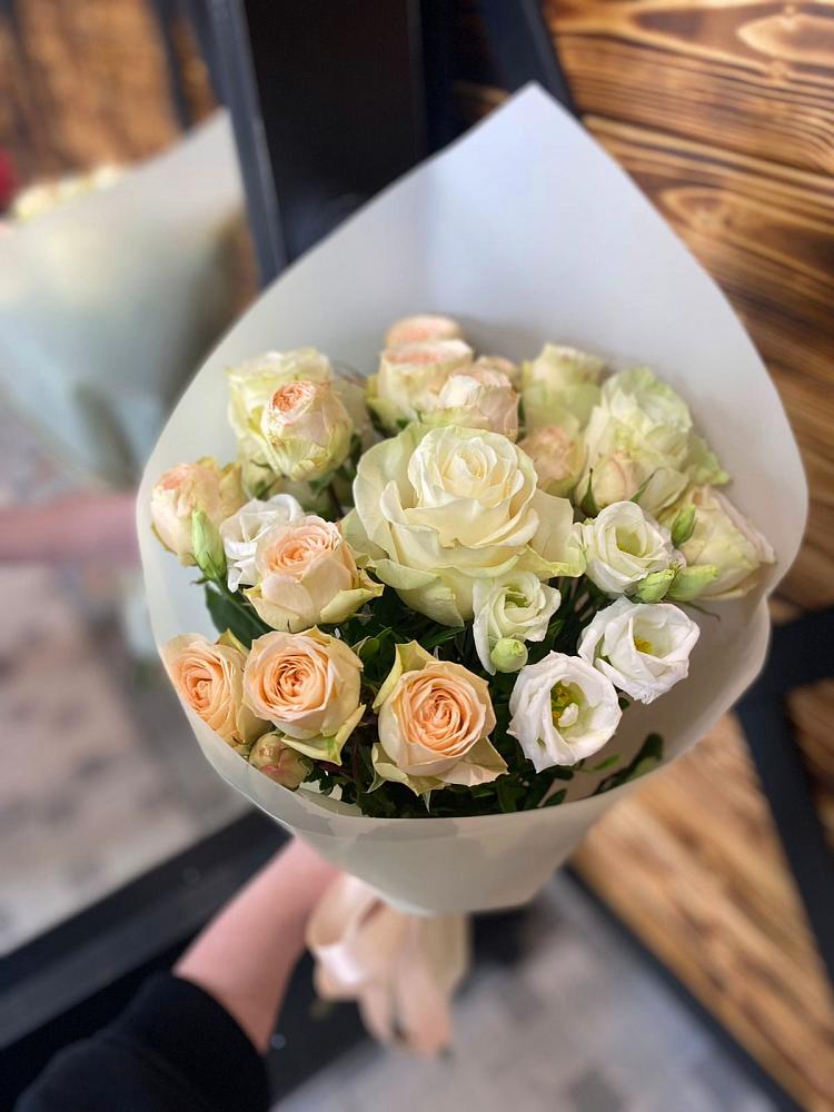 Букет цветов из: Розы и Лизиантусы в Северном Белгородской области